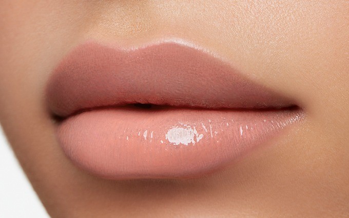 Макияж губ с эффектом глянца