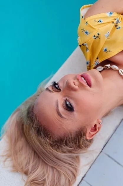 нарощенные ресницы на море