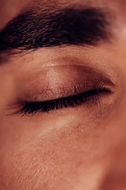 темно коричневые ресницы